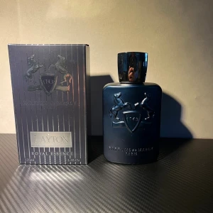 Layton Royal Essence parfym 125ml - Lyxig parfym från Parfums de Marly, Layton Royal Essence. 125ml helt ny oöppnad, bara öppnad på grund av att bilder. Ny pris 3500kr