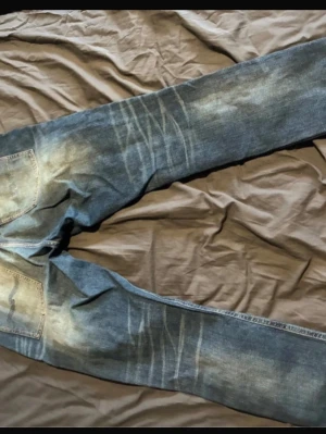 Tvär feta nudies  - Säljer mina asfeta jeans som har odlats ett bra tag nu, de är av modellen ”Brute Knut” som sitter straight vid låren och mer slimmat nertill. Priset går att diskutera och hör av er vid frågor! Storlek W32 L30