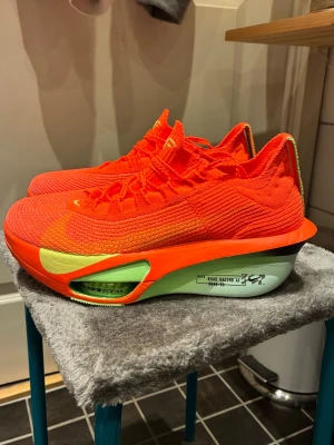 Nike Alphafly 3 (25 cm) - Köpta på Vinted men tyvärr för stora för mina fötter! Tidigare ägare hade sprungit 10 km i dom. Jag har inte sprungit i dom alls. Liten smutsfläck finns vid ena tån. 