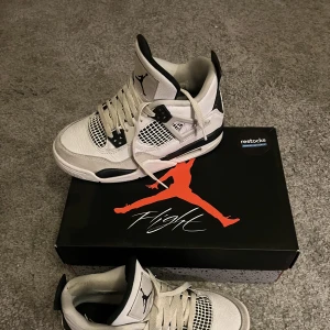 White/black jordans 4 - Säljer dessa jätte snygga jordans 4 för att de aldrig används och är i bra skick💕köpta på restock för 5700 i storlek 37,5, skriv för fler bevis eller bilder❤️pris kan diskuteras 