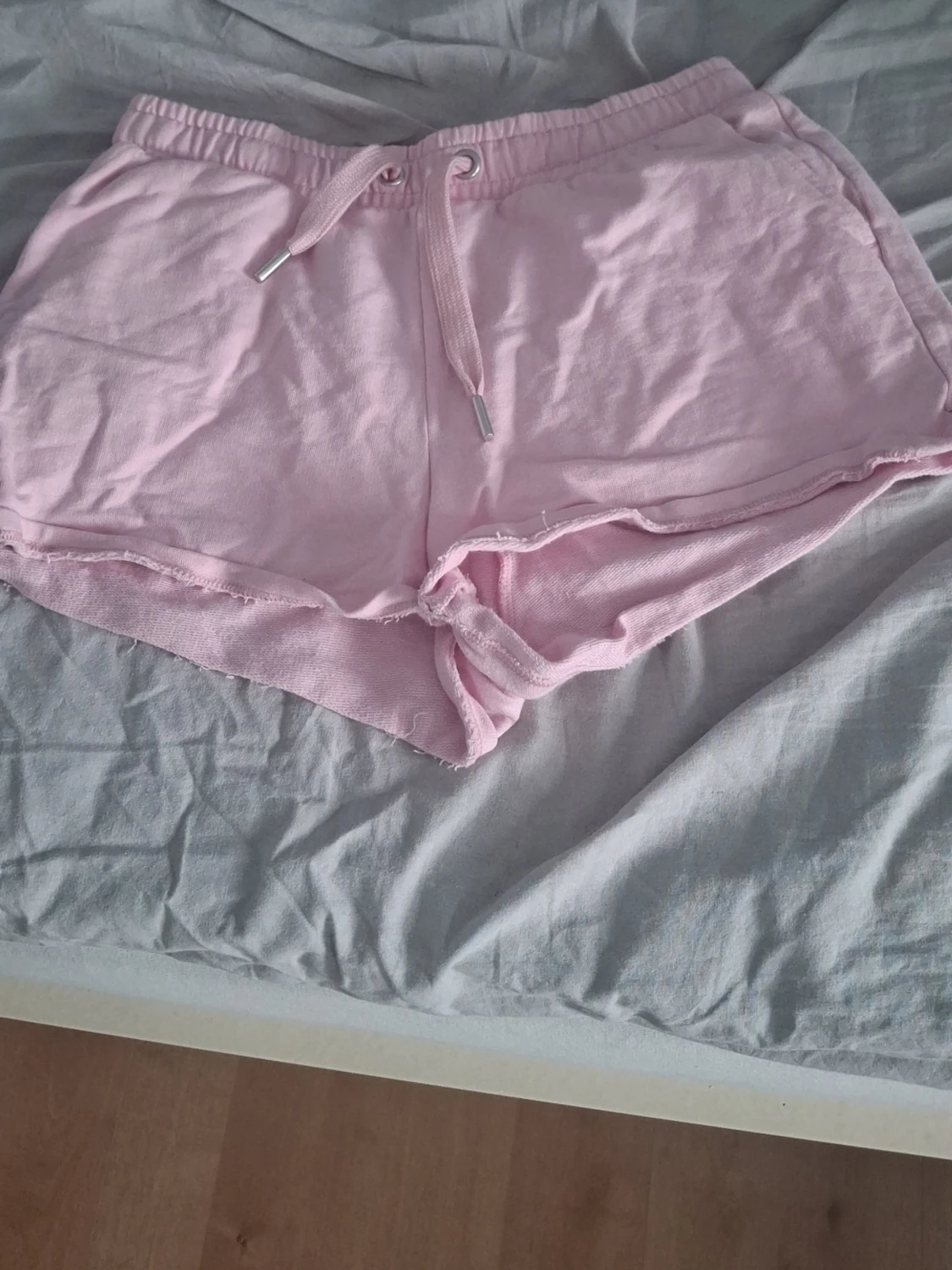 Ljusrosa shorts med snörning och rosetter - 1