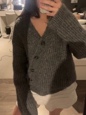 &otherstories tröja - Säljer denna populära slutsålda koftan från &otherstories, väldigt bra skick & storlek Xs!!