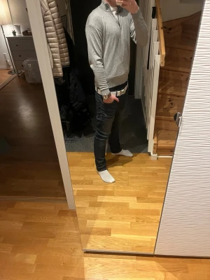 Gråmelerad sweatshirt med dragkedja - En stilren ljusgrå sweatshirt med quarter zip!🌟 tröjan är väldigt stor i storleken, jag är 170 och växte precis ur den men officiella storleken är xs