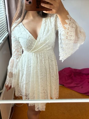 Student klänningar  - Jätte söt vit klänning som passar perfekt till student eller midsommar. Köpt utomlands !