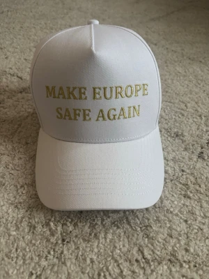 ”Make europe great again” Keps - Säljer denna ”Make europe great again” kepsen. Kepsen är helt oanvänd och råkade beställa den när jag skulle köpa andra liknande plagg.