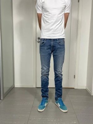 Replay Anbass Jeans - Säljer nu dessa Replay Anbass jeans, W32 o L32, skriv för fler bilder/frågor🙌🏼