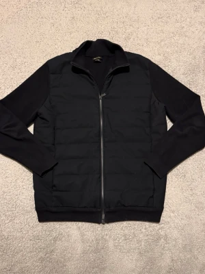 Massimo Dutti cardigan - Säljer en riktigt snygg cardiganjacka frpn Massimo Dutti, perfekt nu till våren! Skicket är mycket bra och storleken är L, men passar bättre M. Hör av er vid frågor!🤗