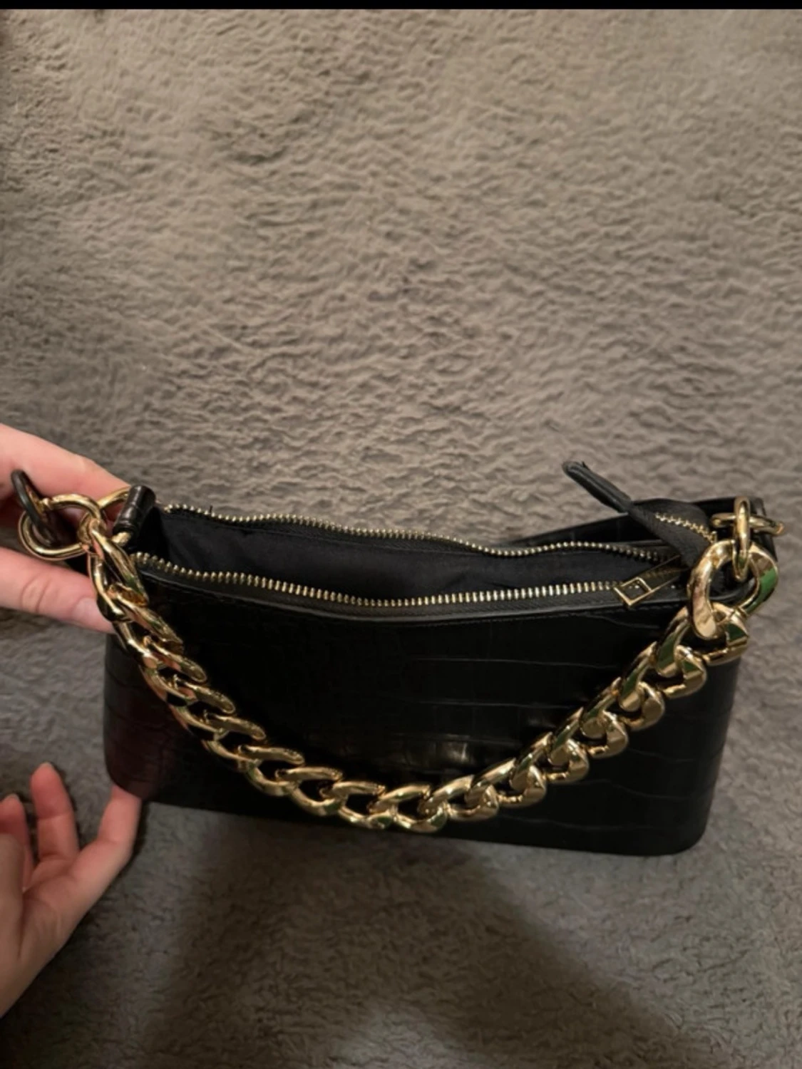 Svart axelväska med guldkedja - 1