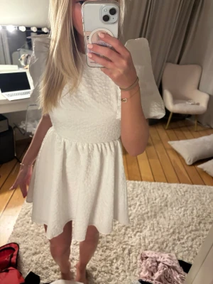 Vit kort klänning med öppen rygg - Jättefin vit klänning med knytdetalj bak samt öppen rygg! Perfekt till studenten🤍 aldrig använd med lapp kvar