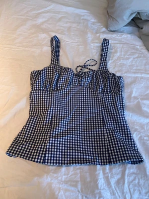 rutig topp från zara  - jätte fin rutig topp från zara i storlek M. den är lite sönder längst ner på baksidan men dragkedjan går att stänga ändå 