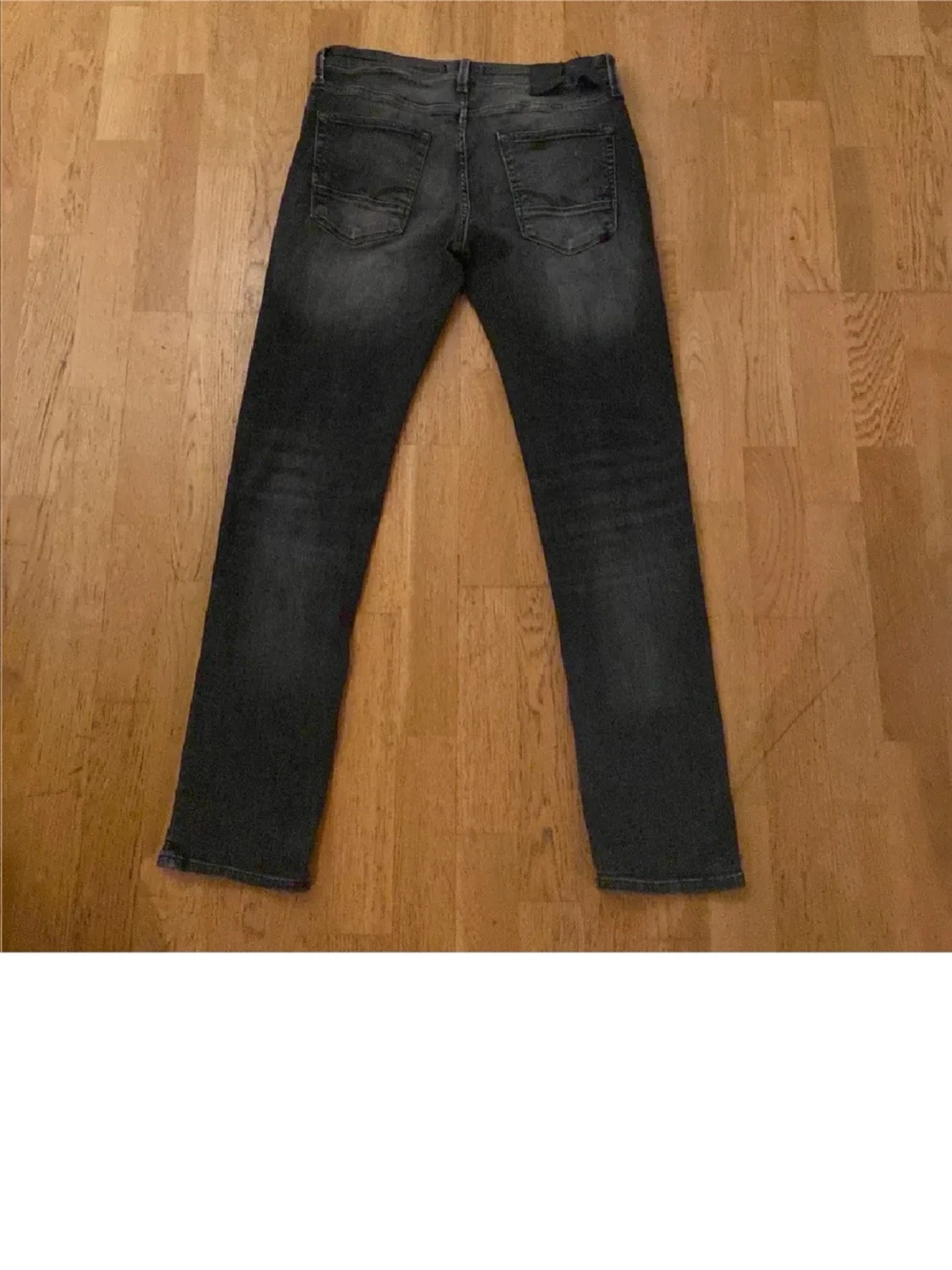 Grå/svarta slim fit jeans från Jack and Jones  - 1