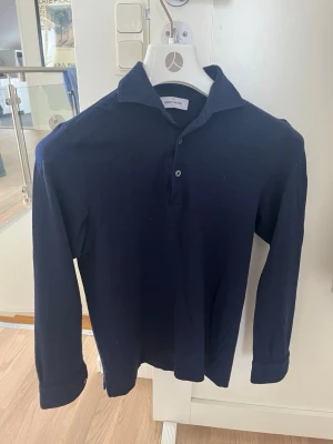 Gran Sasso långärmad pike - Högkvalitativ piké, sparsamt använd. Storlek 48 (cirka XS/S)