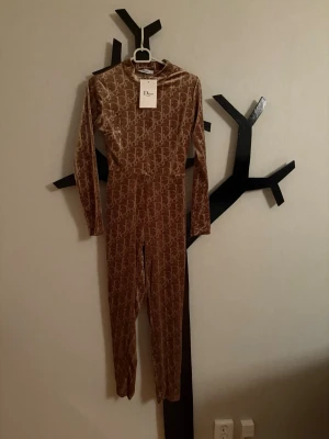 Jumpsuit  - Helt ny jumpsuit med lapparna kvar.  Dragkedja bak. Följer med en bälte som hör till. Står storlek S men passar en XS bättre 