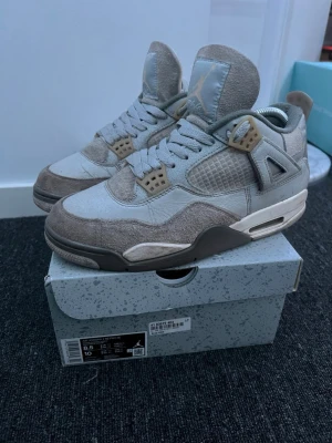 Air Jordan 4 ”Craft Photon Dust” - Plagg:Air Jordan 4 ”Craft Photon Dust” Storlek:42 Nypris:2099 Mitt pris:799 Skick:7/10  Märke/Brand:Nike Air Jordan Färg:Ljusblå,Gul/Guld Passform:Storlek 42-43 Användning:Sparsamt Anväda Övrigt:Kvitto Finns  Priset är inte hugget i sten🪨🪓 Fraktar Inom 24 h📦 Skriv Vid Minsta Lilla Intresse😃