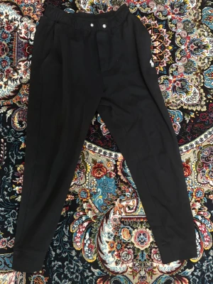 Polo Ralph Lauren byxor - Svarta mjukisbyxor från Polo Ralph Lauren med avslappnad passform och resår i midjan. Byxorna har raka ben och diskret logga på sidan. Tillverkade i mjukt material som passar perfekt för chill dagar.