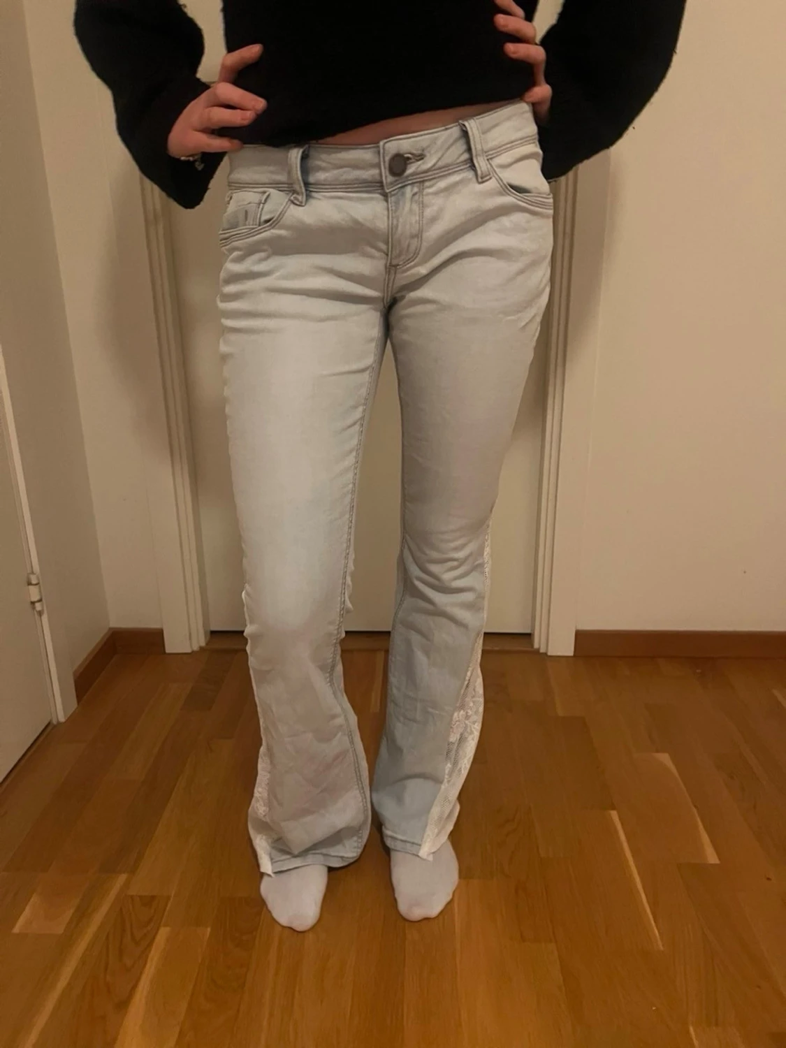 Ljusblå bootcut jeans med spetsdetalj - 4