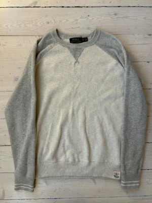 Stickad Ralph Lauren tröja - Riktigt soft tröja från Ralph Lauren i gott jävla skick 🤩Storlek XS men funkar även som en S, skriv vid minsta fråga!