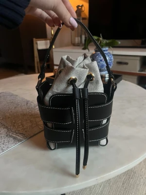 Svart HM väska  - Slutsåld HM väska i svart, helt ny 