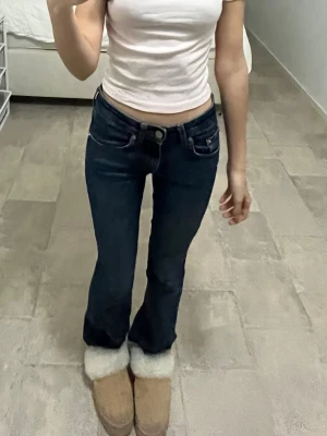 Ljusrosa croppad t-shirt Weekday - En enkel och stilren ljusrosa t-shirt från Weekday. Modellen är croppad med korta ärmar och rund halsringning. Tillverkad i mjuk bomull som känns skön mot huden. Perfekt till jeans eller kjol för en avslappnad look.