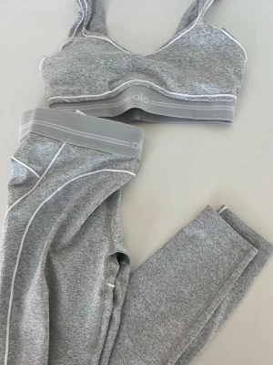 Alosoft High-Waist Heart Throb Set - Alosoft High-Waist Heart Throb Set. Använd en gång inga defekter. Både leggings och toppen ingår!💕