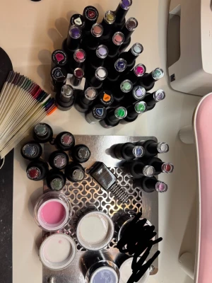 Naglar - Säljer ett stort set med gellac och geler. Dom 8 färger som står med varandra till vänster är reflex och dom 6 som står med varandra till höger är cat eye. Alla färger är i princip fulla. Frosted pink gele från nagel giganten, halv full. 3d gel från miss fancy, i princip full också. Base & top från Fyi. ALLT INNEHÅLLER TPO, men om man inte har företag så får detta användas. 75kr/st eller 2250 för allt