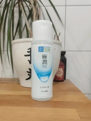 Hada Labo Gokujyun Hyaluron Toner - Fuktgivande toner från Hada Labo i en vit plastflaska med blå detaljer. Innehåller hyaluronsyra som återfuktar huden på djupet. Perfekt för att ge huden en fräsch och återfuktad känsla. Enkel att använda och passar i din dagliga hudvårdsrutin.