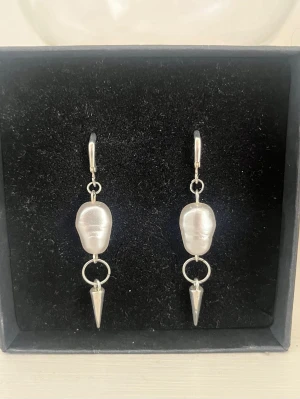 Silverörhängen - Ett par silverörhängen som även finns att köpa enskilt så kolla mina andra annonser! Det är rostfritt stål.
