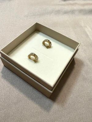 Mockberg - Midnight Gold Hoops Small  - Mockberg örhängen - Midnight Gold Hoops Small i mycket bra skick. 