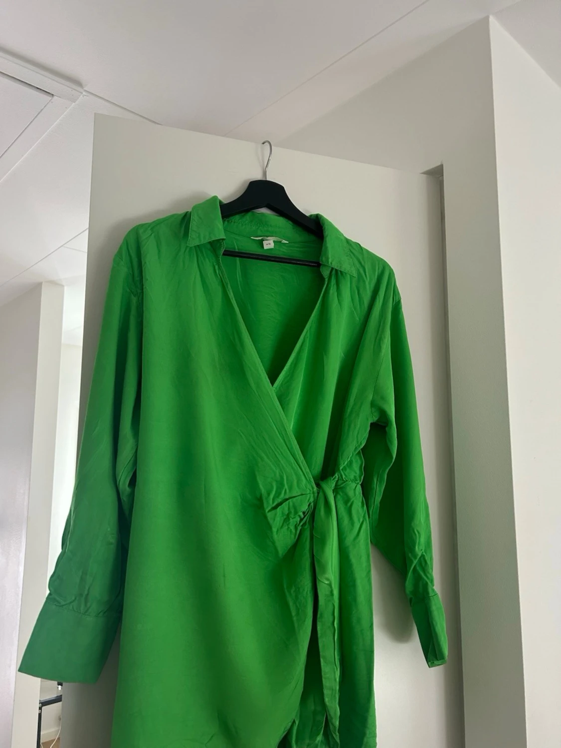 Grön omlottblus med knytband