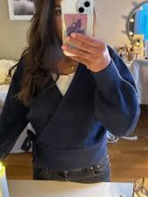 Design By Si Slutsåld omkottkofta - Trendiga slutsålda koftan är verkligen skitsnygg till alla sorts jeans och kostymbyxor❤️HELT NY! Jag postar direkt samma dag😌 Tveka inte att skriva till mig för minsta lilla undran om mått, material osv, så löser vi det🫰🏻❤️