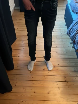 Replay anbass 30/32 - Säljer ett par mörkblåa slim fit från replay, jeans med klassisk femficksdesign och smal passform. Perfekta till sneakers eller boots och passar till det mesta i garderoben. Storlek 30/32. Skriv för frågor