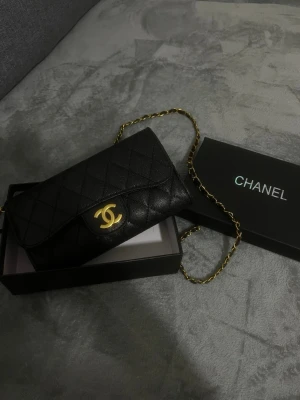  axelväska - Helt ny och oanvänd axelväska allra som visas i bilden medföljer, skickas inom 24 timmar, passar perfekt för skolan jobbet men även fester, 