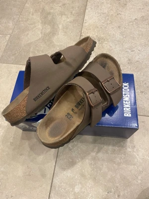 Birkenstock  - Birkenstock arizona i storlek 38 med originalförpackning. Använda en sommar. Tecken på användning, men i bra skick. Skriv för frågor, eller fler bilder 💕