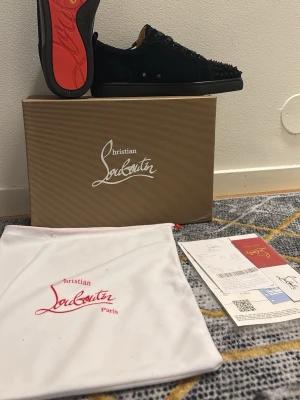 Loubs 42 spikar - Säljer helt nya loubs med spikar där fram. EU 42. Passar dig som som gillar mode och trend och ball. Kvitto,dustbag,papper,kort osv ingår. Fraktas direkt efter köp! Privata frågor gäller DM.