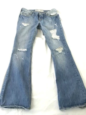 Lågmidjade utsvängda Hollister jeans - Skitttt snygga lowwaist bootcut !!!!! Men de passar inte, har ingen bild på, tar emot bud, Innerbenslängd 81,5cm, benöppning 24 cm, 39 cm midjemått,