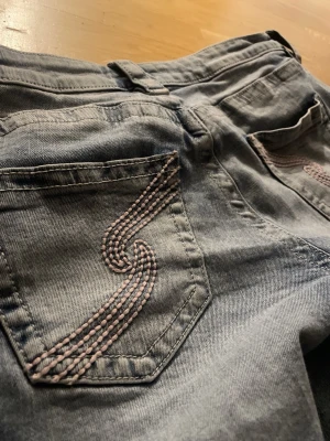 lågmidjade utsvängda jeans från ginatricot  - skit snygga lågmidjade jeans från ginatricot💕