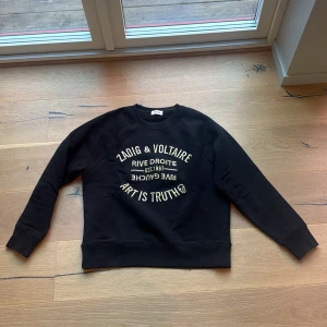 Svart oversized sweatshirt Zadig & Voltaire - svart sweatshirt från Zadig & Voltaire i storlek S men är lite oversized 