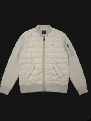 Cardigan från Polo Ralph Lauren - Snygg beige cardigan från Polo Ralph. Jackan har diskreta fickor och en liten logga på bröstet. Perfekt för dig som behöver ny fräsch vardagskacka till våren. Pris kan självklart diskuteras!