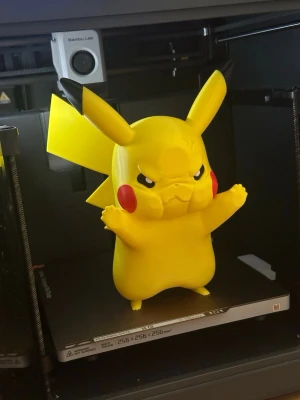 Window Pikachu – Premium Samlarfigur - En kraftfull tolkning av den globala Pokémon-ikonen Pikachu. Denna utgåva i Window-serien visar en stridsberedd karaktär med ett unikt "angry face"-uttryck och karaktäristisk pose. En perfekt kombination av attityd och design som lyfter varje Pokémon-samling till en ny nivå.  Figuren kännetecknas av sin solida känsla och skarpa kontraster mellan de klara färgerna.  Höjd: 26 cm.  Vikt: Ca 220 gram.