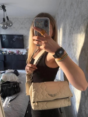 Beige quiltad Zadig och Voltaire väska - Inget slitage, kontakta för fler bilder. Båda kedjor hänger med. Pris kan diskuteras