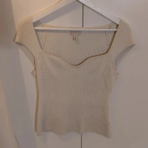 Beige ribbad topp från H&M - Snygg beige ribbad topp, storlek S ❤️Slutsåld!