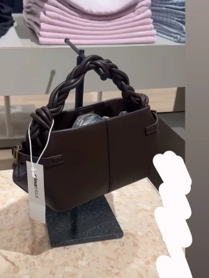 SÖKER gina tricot väska  - Hej om ni har denna väskan i svart eller brun sälj den till mig tack🙏🏼🙏🏼❣️❣️❣️