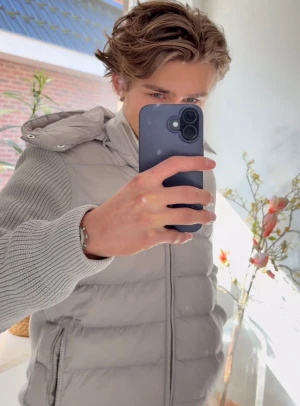 Hybridjacka Avtagbar Luva Leon Marcél - Hybridjacka från Leon Marcél med avtagbar luva. Lätt och smidig passform – perfekt som mellanlager eller ensam jacka. Ny med tags. Materialet ger en lyxig känsla utan att vara tung. Passar dig som gillar clean, minimalistisk stil. Storlek: L men har även storlek S Skick: Ny med prislapp