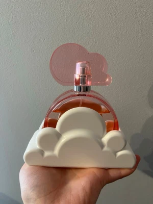 Ariana Grande Cloud Pink parfym - Faller inte mig i smaken, flaskan är 100ml så uppskattar att det är ca 80ml kvar. Har bara stått på hyllan på senaste så hoppas på sälja istället 😁