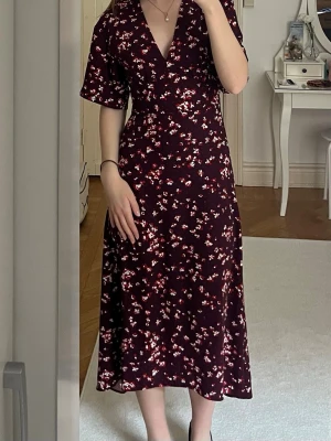 Mörkröd blommig midiklänning - Snygg mörkröd klänning med vitt och rosa blommönster. Perfekt för vår och sommar, och ger en romantisk vibe.