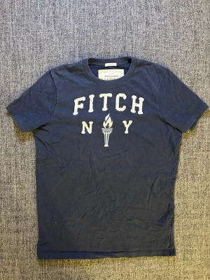 Abercrombie & Fitch t-shirt ~ vintage modell - Säljer en eftertraktad a&f T-shirt i väldigt bra skick | storlek M (true size) och passar perfekt nu till våren. Kan även gå ner lite i pris vid snabb affär  Obs vid frågor tveka inte😊