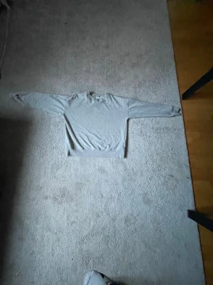 Grå ribbstickad tröja Lindex Kids - Säljer en grå ribbstickad tröja från Lindex Kids i storlek 158/164. Tröjan har rund halsringning och är tillverkad i mjukt material som passar perfekt för kyligare dagar.70kr frakt bitalas av köpare.