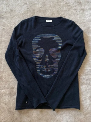 Zadig Voltaire Kashmir sweatshirt  - Säljer nu denhär limited edition Zadig Voltaire Sweatshirt i 100% Kashmir som inte säljs längre. Den är i storlek S, nypris låg på 5549kr. Bara att höra av er vid funderingar mvh Liam!