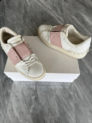 Valentino Open skor - Valentino skor - Jättefint skick - Tillbehör: Valentino kort - Nypris: 6000kr - TrendWardrobe