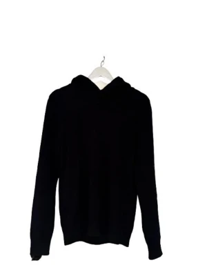 Svart hoodie i merinoull från Vailent - Säljer en svart hoodie från Vailent i mjuk merinoull. Klassisk modell med huva och långa ärmar, perfekt för dig som gillar stilrena och bekväma plagg. Enkel design utan tryck eller detaljer, passar till det mesta. Bra skick, lite luddig. 